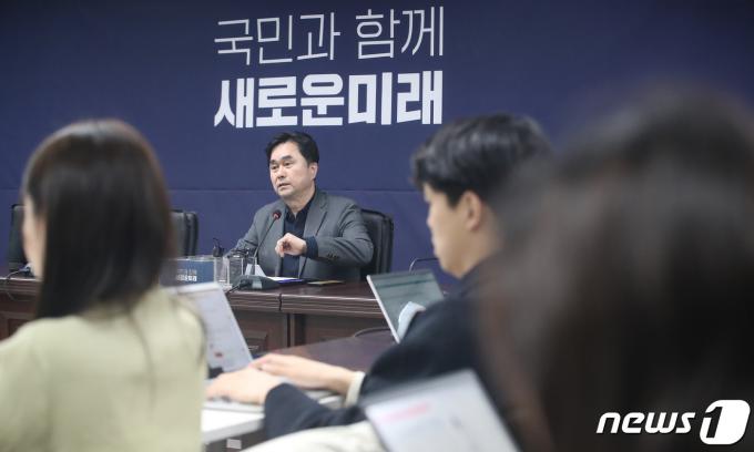 [사진] 김종민 최고위원, '이낙연·이준석 갈등 관련 기자간담회'