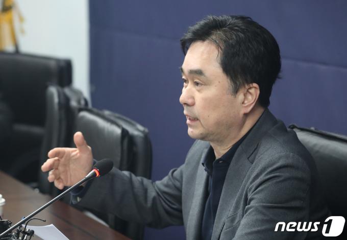 [사진] 발언하는 김종민 최고위원