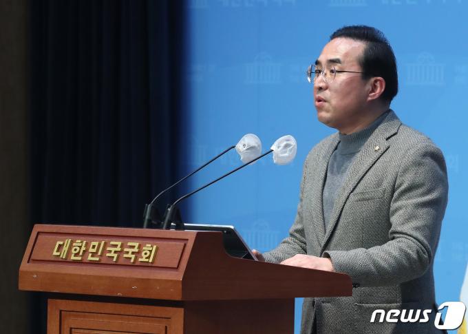 [사진] 기자회견 나선 박홍근 단장
