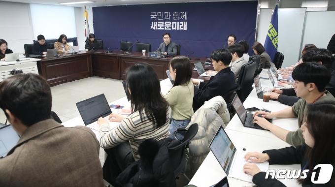 김종민 개혁신당 최고위원이 18일 오전 서울 여의도 새로운미래 중앙당 회의실에서 열린 정치 현안 관련 기자