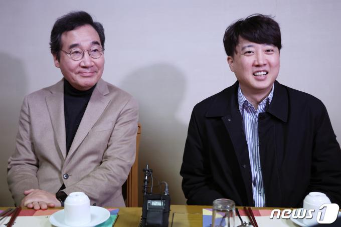 이낙연·이준석 개혁신당 공동대표가 11일 오후 서울 종로구의 한 식당에서 열린 '제1차 개혁신당 임시 지도부 회의'에서 만나 나란히 앉아 있다. 제3지대 4개 정치세력이 합당을 선언해 '빅텐트'를 꾸린 지 이틀 만에 열린 이번 회의에서는, 정식 지도부 구성과 공천관리위원장 인선 문제 및 합당 대회 일정 등에 대해 논의 할 것으로 관측된다. 2024.2.11/뉴스1 ⓒ News1 민경석 기자