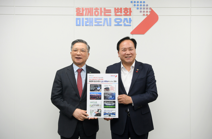 이권재 오산시장(오른쪽)과 이한준 LH 사장이 지난 16일 오산시청에서 간담회를 가진 뒤 세교3지구 개발 방안에 대해 설명하고 있다. / 사진제공=오산시