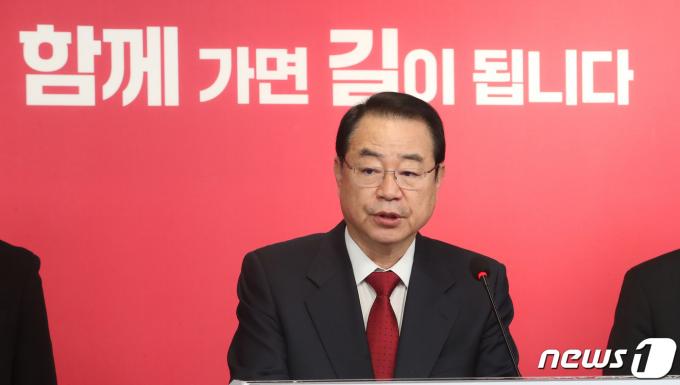 정영환 국민의힘 공천관리위원장이 18일 오전 서울 여의도 국민의힘 중앙당사에서 제10차 회의 결과를 발표하고 있다. 이날 정 위원장은 대구(12곳)·부산(18곳)·울산(6곳)·강원(8곳) 등 44개 지역구에 대한 공천 심사 결과를 발표했다. 2024.2.18/뉴스1 ⓒ News1 임세영 기자