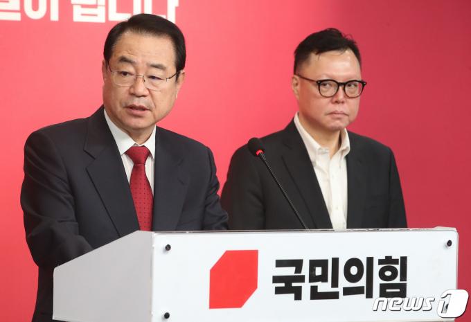 정영환 국민의힘 공천관리위원장이 18일 오전 서울 여의도 국민의힘 중앙당사에서 제10차 회의 결과를 발표하고 있다. 이날 정 위원장은 대구(12곳)·부산(18곳)·울산(6곳)·강원(8곳) 등 44개 지역구에 대한 공천 심사 결과를 발표했다. 2024.2.18/뉴스1 ⓒ News1 임세영 기자