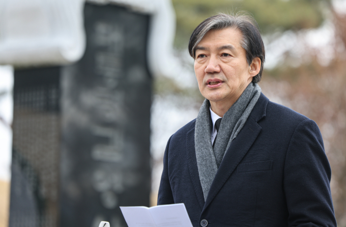 조국 전 법무부 장관이 18일 오전 서울 동작구 국립현충원 김대중, 김영삼 전 대통령 묘역에 참배했다. /사진=뉴스1
