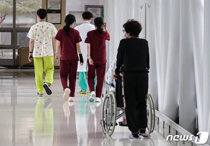 [사진] 전공의 집단 사직 예고…환자 곁 떠날까