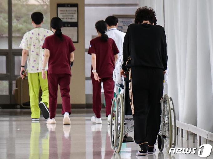 [사진] 전공의 집단 사직 예고…환자 곁 떠날까