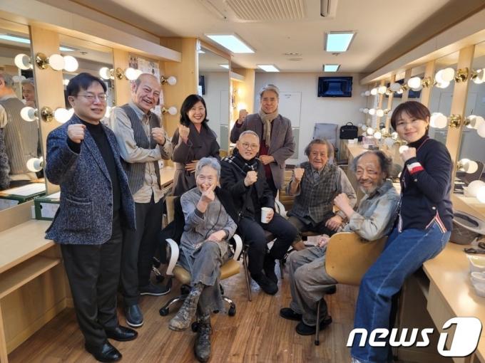 [사진] '고도를 기다리며' 막공 응원하는 유인촌 장관