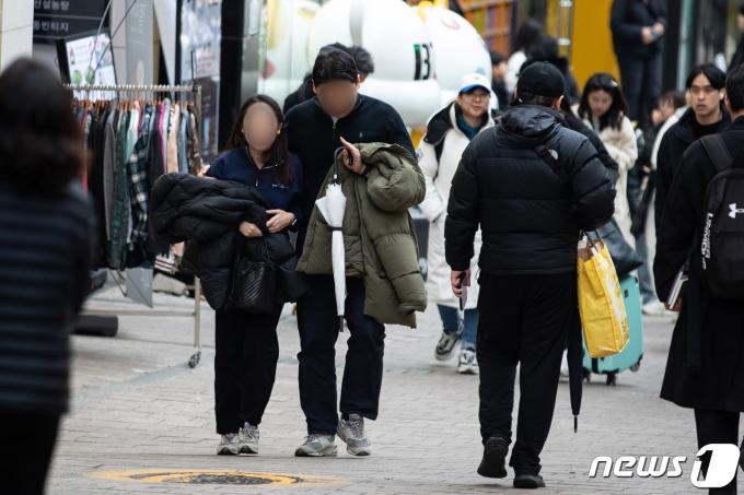 [사진] 외투는 벗어 들고