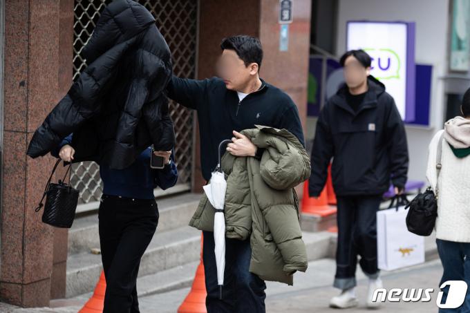 [사진] '외투 이리 줘'