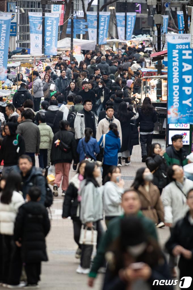 [사진] 북적이는 명동거리