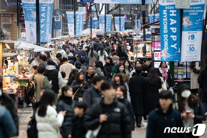[사진] 주말 맞아 붐비는 명동