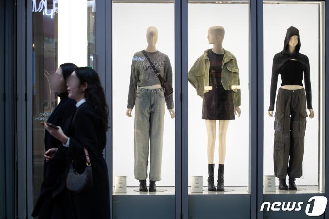 [사진] 점점 가벼워지는 옷차림