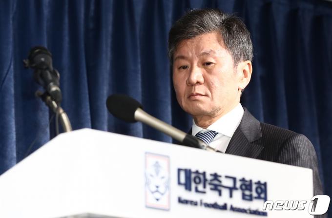 정몽규 대한축구협회장이 16일 위르겐 클린스만 축구대표팀 감독의 거취 관련 발표를 하기 위해 축구회관에 입장하고 있다. 2024.2.16/뉴스1 ⓒ News1 이광호 기자