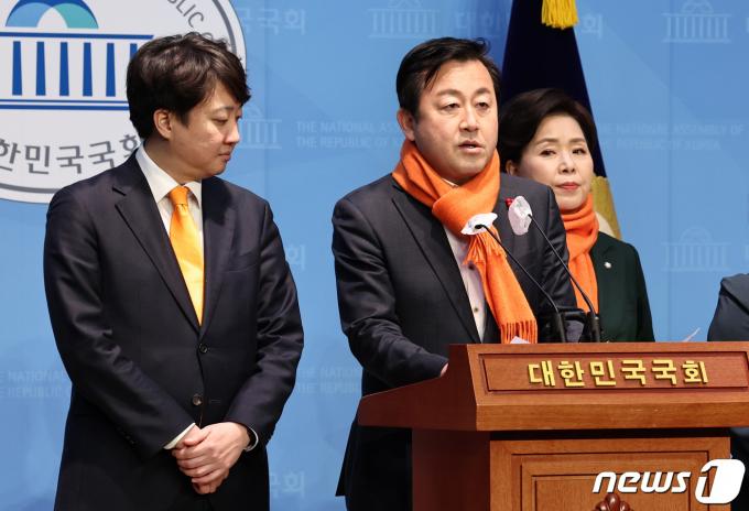 개혁신당 이준석 대표(왼쪽부터)와 김용남 정책위의장, 양향자 원내대표가 6일 오후 서울 여의도 국회 소통관에서 '파탄주의와 징벌적 위자료 제도 도입' 기자회견을 하고 있다. 2024.2.6/뉴스1 ⓒ News1 구윤성 기자