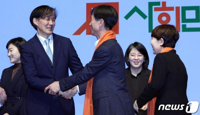 [사진] 사회민주당 대표와 악수하는 조국 전 장관
