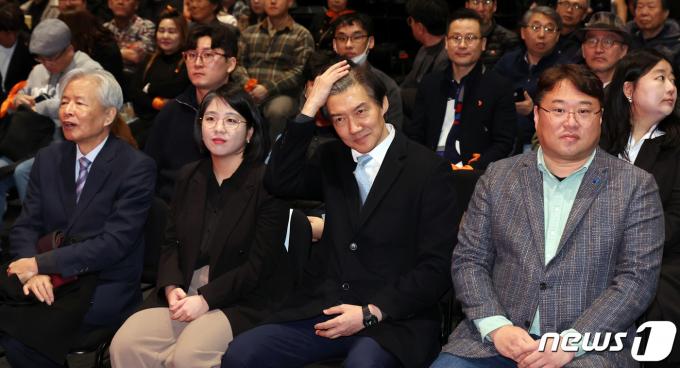 [사진] 머리 넘기는 조국 전 장관