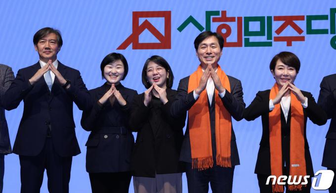 [사진] 사회민주당 창당보고대회 기념촬영하는 조국 전 장관