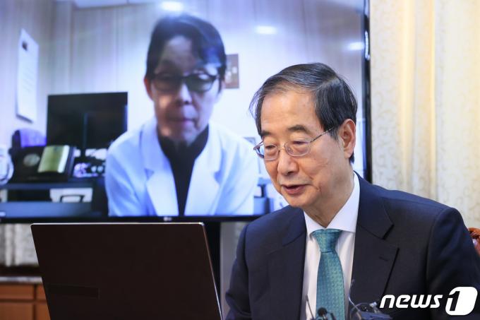 한덕수 국무총리가 설 연휴를 앞둔 8일 백령도 근무를 자원한 산부인과 전문의 오혜숙 백령병원 산부인과 과장과 영상통화를 하고 있다. (총리실 제공)2024.2.8/뉴스1 ⓒ News1 허경 기자