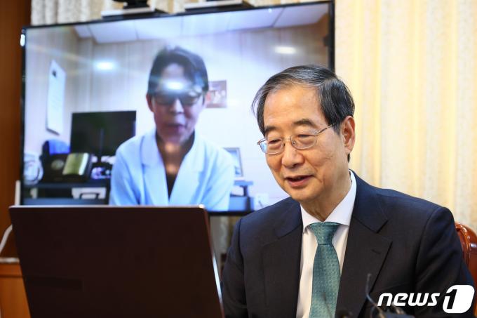 한덕수 국무총리가 설 연휴를 앞둔 8일 백령도 근무를 자원한 산부인과 전문의 오혜숙 백령병원 산부인과 과장과 영상통화를 하고 있다. (총리실 제공)2024.2.8/뉴스1 ⓒ News1 허경 기자
