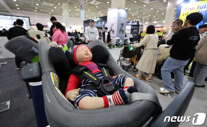 [사진] 차안에서 안전하게 카시트 전시된 베이비페어