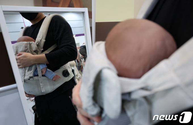 [사진] 아빠와 아기 모두 편하게
