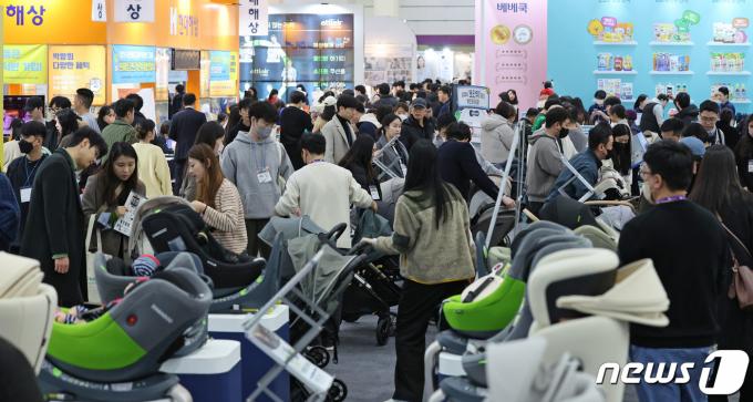 [사진] 붐비는 유모차 전시 부스