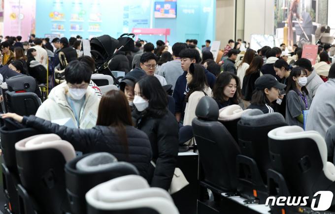 [사진] 카시트 살펴보는 관람객들