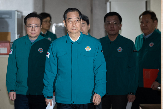 한덕수 국무총리를 비롯한 국무위원들이 18일 의대 증원에 반발, 의사 집단행동 관련 대국민 담화 발표를 위해 정부서울청사 합동브리핑실에 들어섰다. /사진=뉴스1