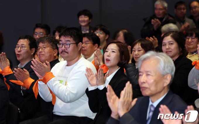[사진] 환호하는 사회민주당 창당보고대회