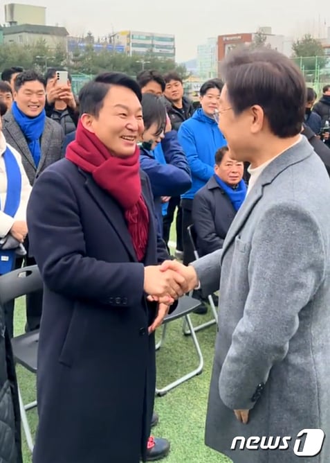 [사진] '명룡대전' 이재명·원희룡, 인천 계양 행사서 짧은 인사 나눠