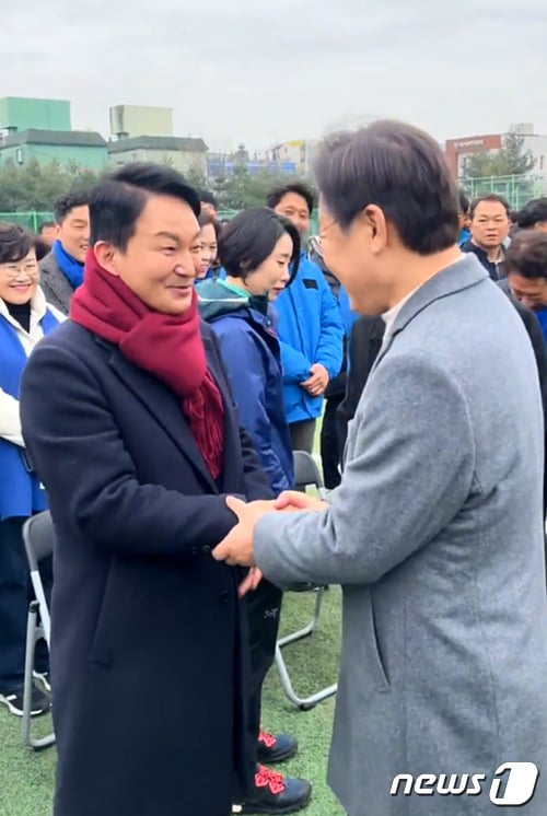 [사진] '명룡대전' 이재명-원희룡, 인천 계양을에서 만나 짧은 인사