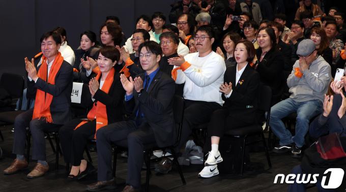 [사진] 손뼉치는 사회민주당 창당보고대회