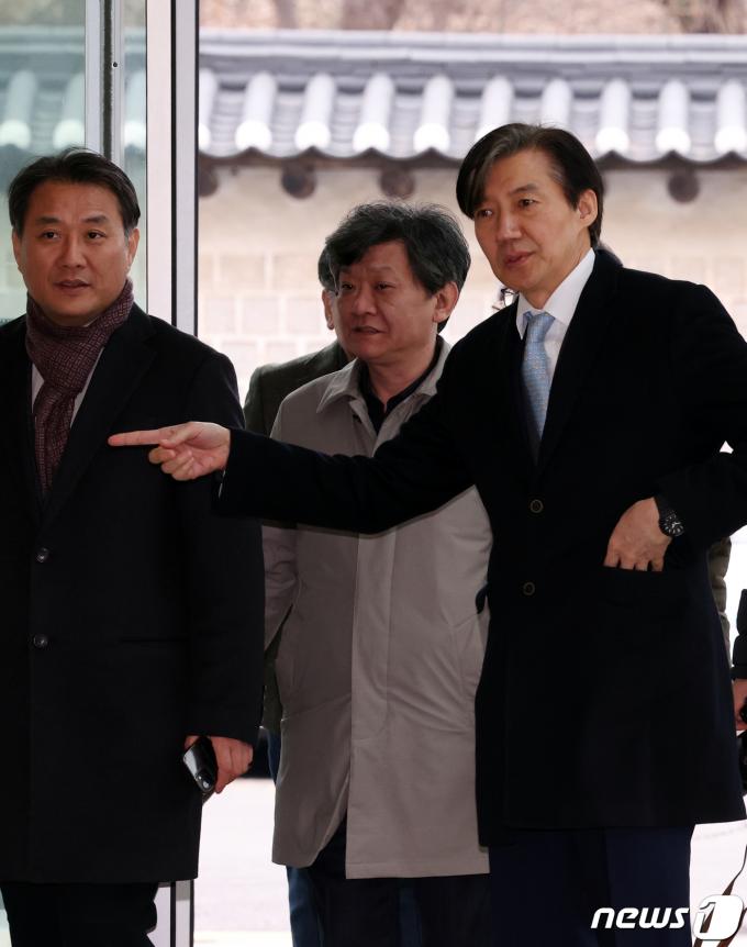 [사진] 조국 전 장관의 방향