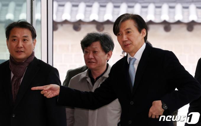 [사진] 방향잡는 조국 전 장관