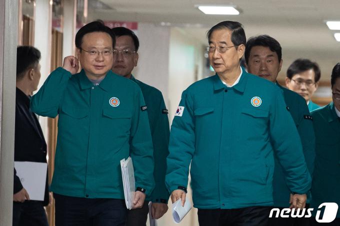 [사진] '의사 집단행동' 대국민 담화 앞서 대화 나누는 한덕수 총리와 조규홍 복지부 장관