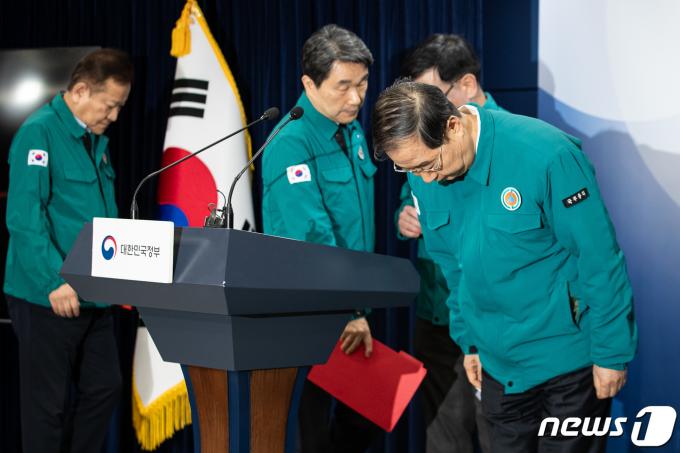 [사진] 의사 집단행동 대국민 담화 앞서 인사하는 한덕수 총리