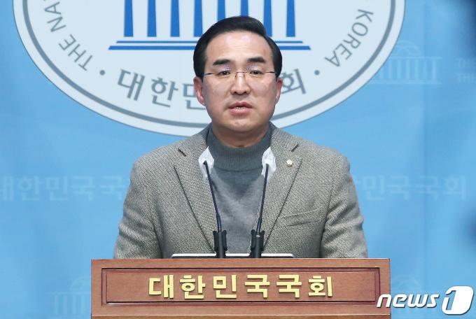 박홍근 더불어민주당 민주연합추진단장이 18일 오전 서울 여의도 국회 소통관에서 기자회견을 갖고 비례연합정당에 불참하고 지역구는 연대하겠다는 녹색정의당의 결정에 대한 입장을 밝히고 있다. 이날 박 단장은 