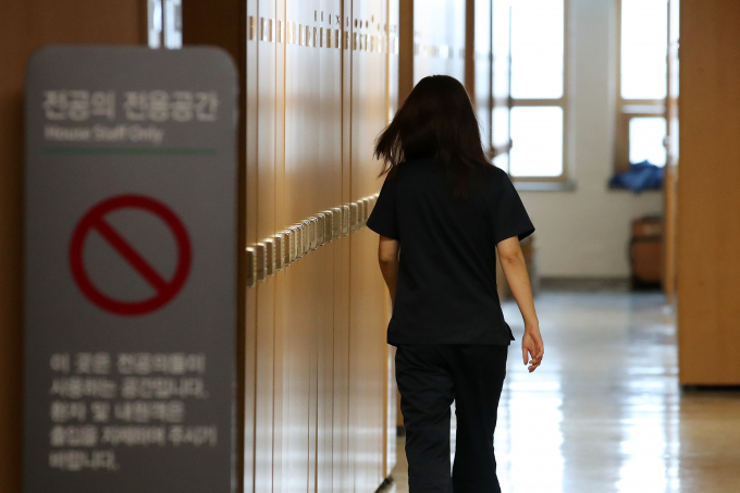 이른바 '빅5' 병원 전공의들이 집단 사직서를 제출하기로 한 가운데 의료대란 우려가 커지고 있다. 사진은 지난 18일 서울 시내의 한 대학병원 전공의 전용공간에서 한 전공의가 발걸음을 옮기는 모습. /사진=뉴스1