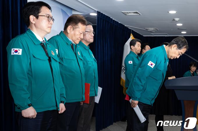 [사진] '의사 집단행동' 대국민 담화 발표 마친 한덕수 총리