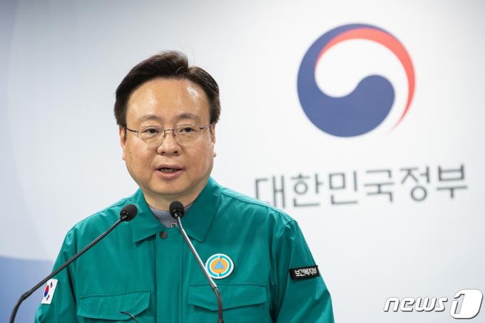 [사진] 의사 집단행동 관련 취재진 질문 답하는 조규홍 복지부 장관