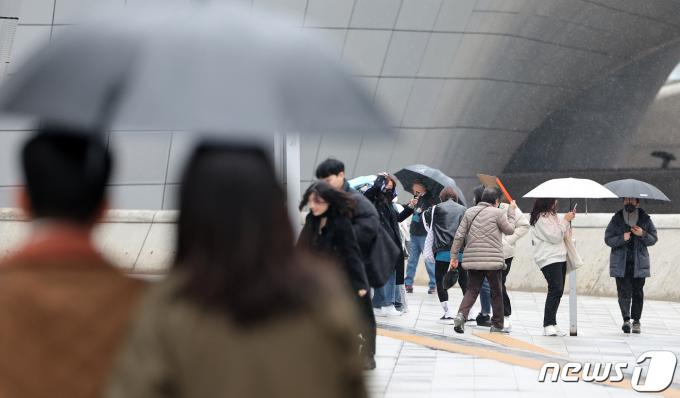 [사진] 하루 앞둔 우수…행복한 봄비가 우수수