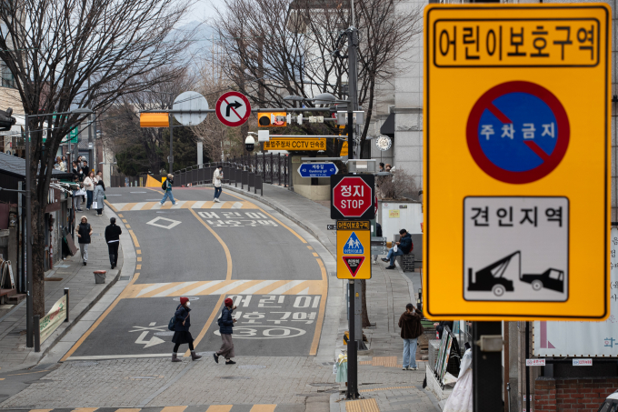 서울시가 어린이 통학을 위협하는 이면도로 50곳을 추가로 발굴해 제한속도를 시속 20㎞로 낮춘다. 사진은 지난 18일 서울시내 한 어린이 보호구역(스쿨존) 모습. /사진=뉴스1
