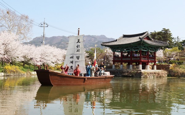    영암왕인문화축제에서  왕인박사가 영암상대포를 떠나 일본으로 향하는 모습을 재연하고 있다./영암군