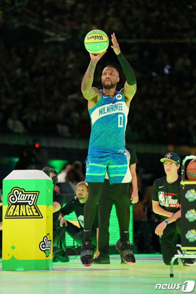 NBA 3점슛 콘테스트에서 우승을 차지한 데이미언 릴러드. ⓒ 로이터=뉴스1 ⓒ News1