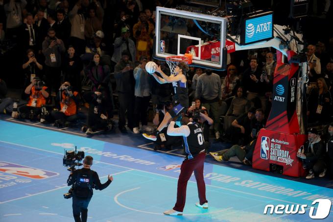 NBA 덩크슛 콘테스트에서 샤킬 오닐을 넘고 덩크슛에 성공하며 우승을 차지한 맥 맥클렁. ⓒ 로이터=뉴스1 ⓒ News1