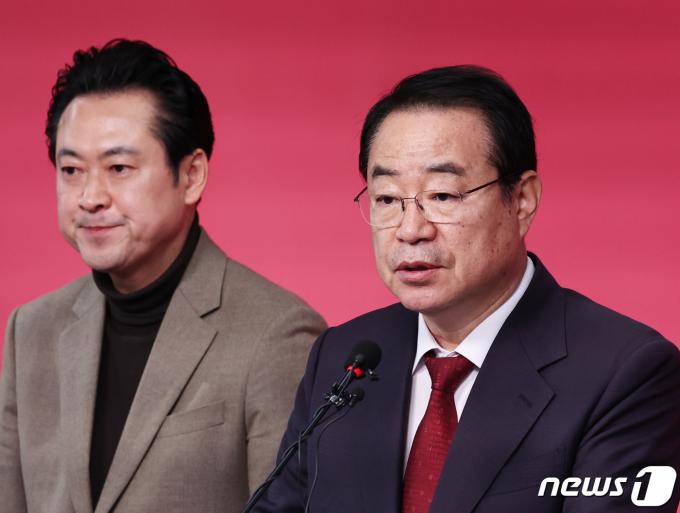 국민의힘 정영환 공천관리위원장(오른쪽)과 장동혁 사무총장이 16일 오전 서울 여의도 중앙당사에서 경기·충청·전남지역 단수공천 명단을 발표하고 있다. 2024.2.16/뉴스1 ⓒ News1 구윤성 기자