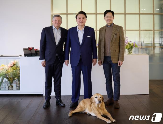 윤석열 대통령이 지난 17일 서울 용산구 한남동 관저에 테드 서랜도스(Ted Sarandos) 넷플릭스 공동대표, '오징어게임2'에 출연하는 배우 이정재를 초청해 오찬을 함께한 뒤 기념 촬영하고 있다. (대통령실 제공) 2024.2.18/뉴스1 ⓒ News1 안은나 기자