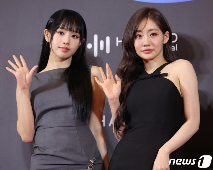 [사진] 키스오브라이프 나띠-쥴리, 섹시한 손인사