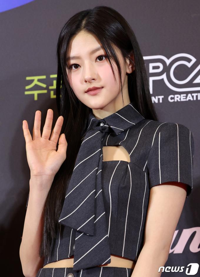 [사진] 키스오브라이프 하늘, 손인사도 아름답게